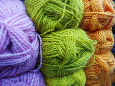在商店货架上编织的斑叶, 明亮和多彩的纱线部分失去了焦点