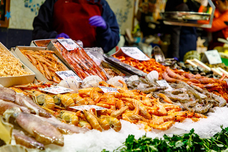 各种虾类贝类和其他海鲜在市场上出售