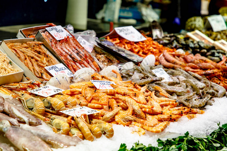 鱼虾类各种虾类,贝类和其他海鲜在市场上出售照片