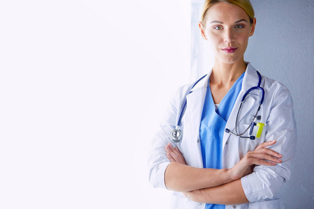 一个年轻的女医生的肖像, 与 aipads 在手, 在一个医疗办公室