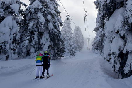 冬季滑雪胜地滑雪爱好者滑雪。 土耳其乌卢达格山