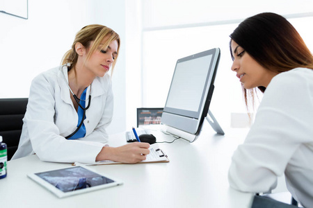 充满信心充满信心的女医生在医疗咨询中为病人处方药物.照片