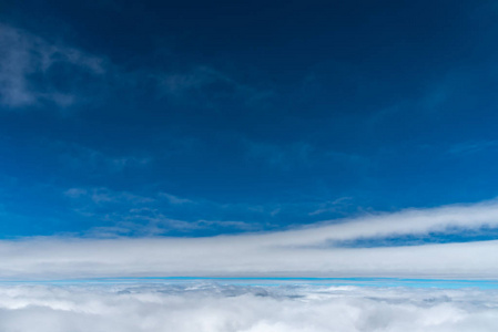 深蓝色的天空地平线上升起. 从飞机窗口观看.照片