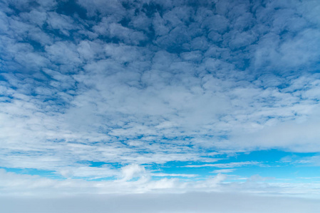 云和蓝天背景从飞机窗口观看。