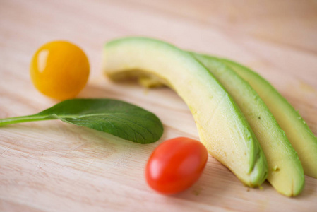 关闭一个新鲜多汁的绿色成熟鳄梨在木桌上。 健康的食物概念。