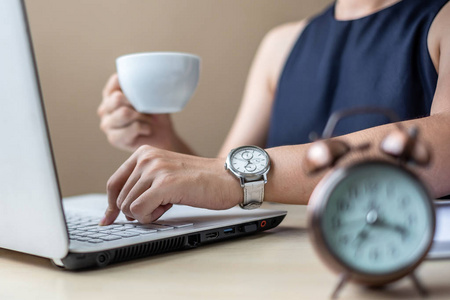 年轻的女商人使用笔记本电脑分析营销计划，早上喝咖啡。 商业金融和生活方式概念