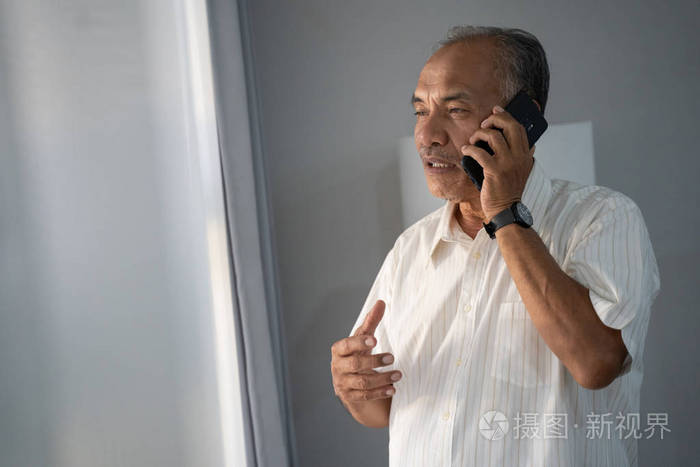 资深老人打电话