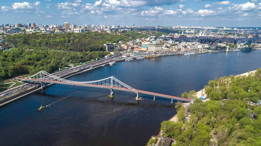 从基辅天际线上方的基辅城市空中俯视，乌克兰春季的行人公园桥和Dnieper河城市景观