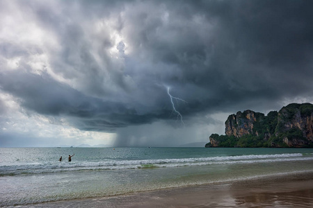 海滩雷暴雨季雷云泰国克拉比图片