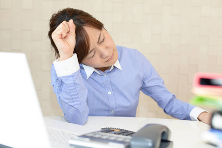 亚洲商界女性感到疲倦和压力
