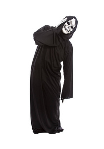 一个骷髅的万圣节服装，戴着黑色长袍，穿着白色背景，就像被人击中或殴打一样