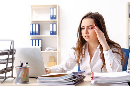 老板对员工下命令年轻的女雇员对过度工作不满照片