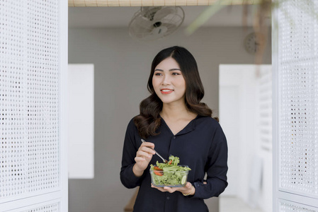 女人在窗户上吃早餐。