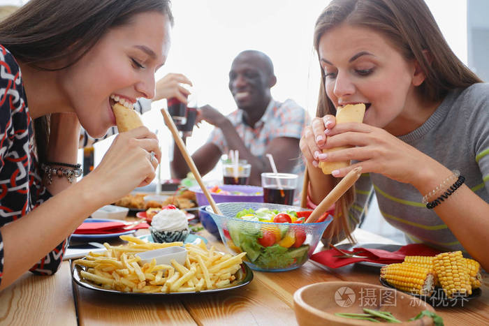 在桌子上的食物.人们吃快餐