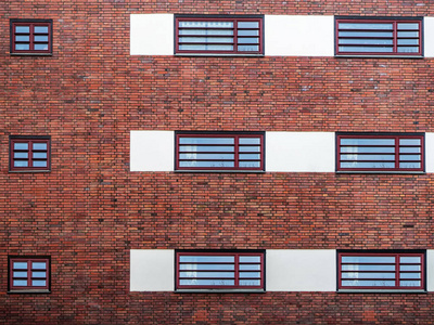 德国柏林有窗户的红砖墙。 砖面。