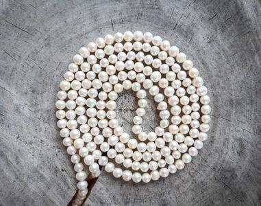 白色珍珠珠上的螺旋形像蒲公英,表面粗糙摄影图