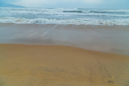 海滩上蓝色海洋的热带波浪。海滩夏季海景蔚蓝的海水在蓝色的海洋。越南丹南天堂海滩