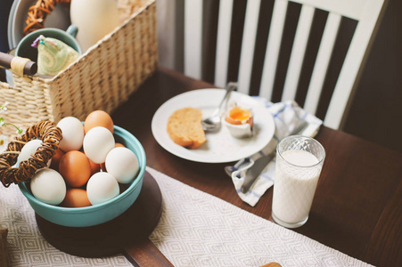 乡村早餐在乡村家庭厨房与农场鸡蛋，黄油，黄面包和牛奶。有机自制食品，复活节概念..