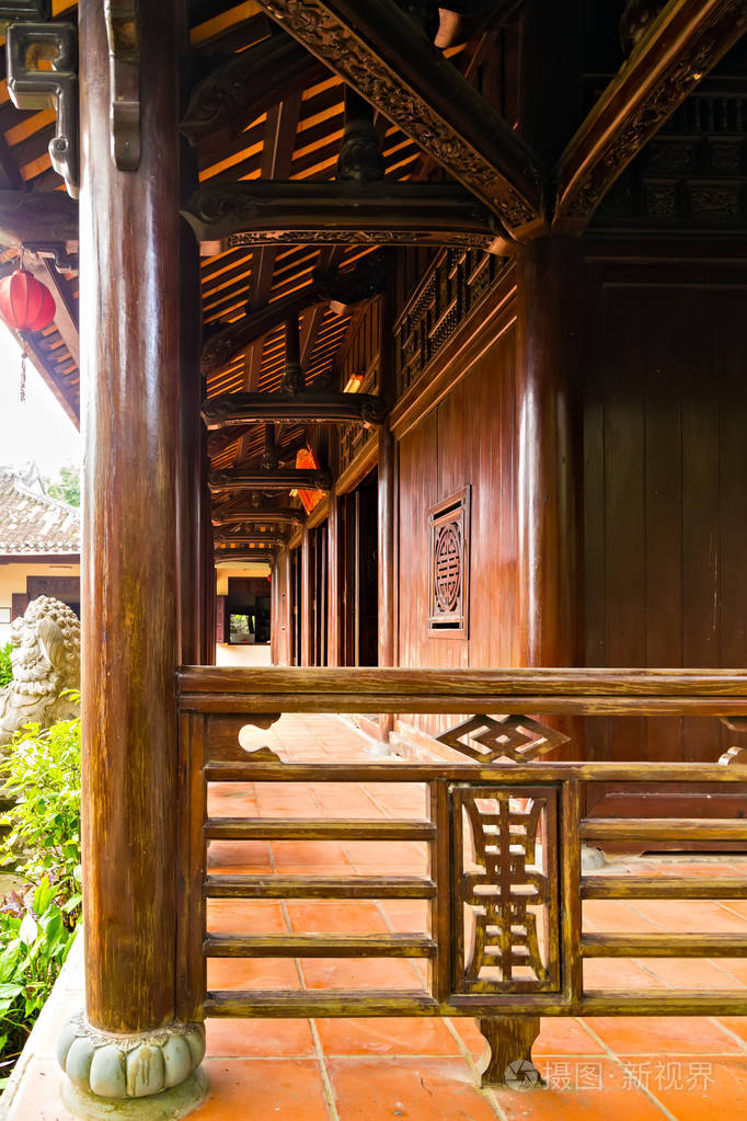 装饰丝绸红色中式灯佛寺建筑。 中国文化。