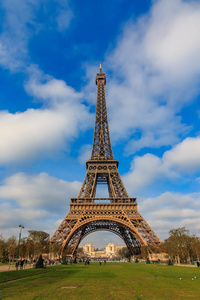在一个美丽多云的日子里, 从法国巴黎的火星冠军上看到的埃菲尔铁塔或埃菲尔铁塔