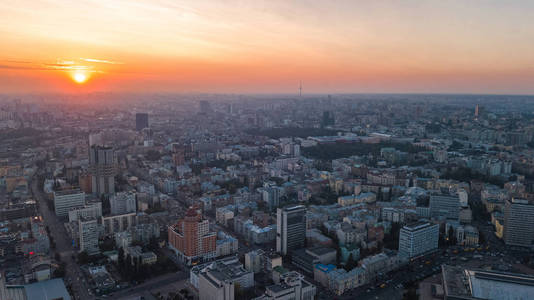 乌克兰首都基辅市中心城市景观上方日落时基辅城市天际线的鸟瞰图