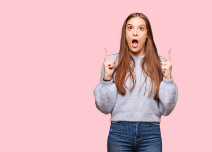 年轻的白种人女士惊讶地指了指一些东西照片