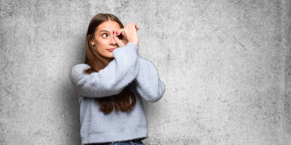 一个年轻的白种人女人做着一个支人的手势