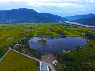 韩国亚洲的秋阳和东九湖哈东庆尚南道鸟瞰图