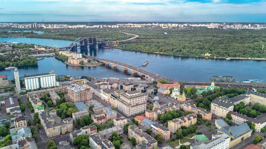 基辅城市景观Dnieper河和Podol历史街区天际线从基辅乌克兰上方的空中俯瞰