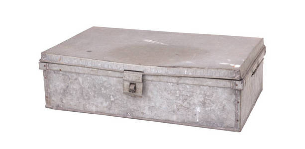 白色背景隔离的旧金属盒，用于运输货物