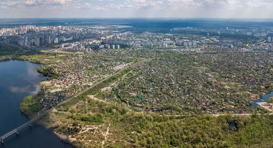 从基辅天际线上方俯瞰基辅城市的空中俯视和乌克兰春季的第聂伯河城市景观