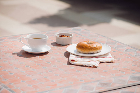 早上在桌子上放一杯带面包的咖啡和阳光早餐