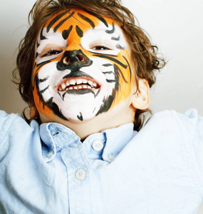 faceart 在起来，老虎附近的生日聚会上的小可爱男孩