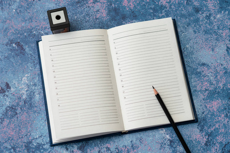 打开干净的商务笔记本和铅笔，记录大理石桌上与商业伙伴的重要活动和会议