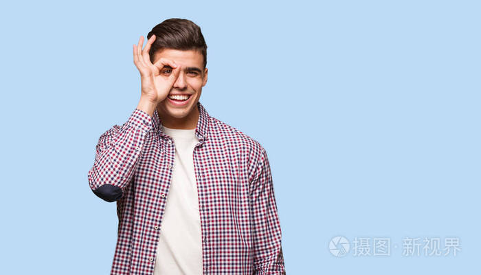 年轻的酷男人自信地做着好的手势