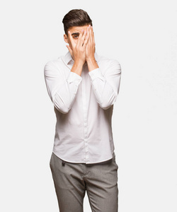 商业头脑的人年轻的商业头脑冷静的人感到担心和害怕照片