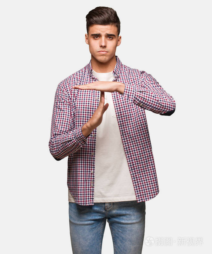 年轻酷男做超时手势