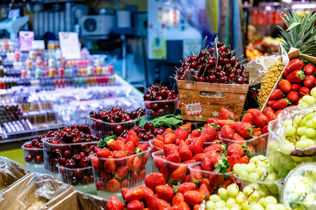 市场上出售的草莓和樱桃