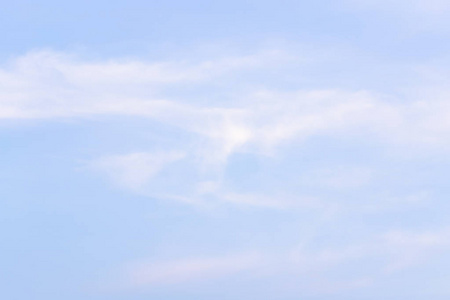 晴天的天空漂浮在天空中.照片