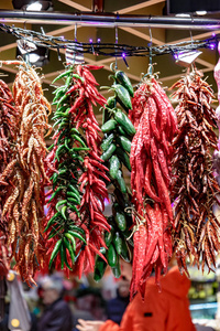 挂在市场上的各种辣椒的豆荚。