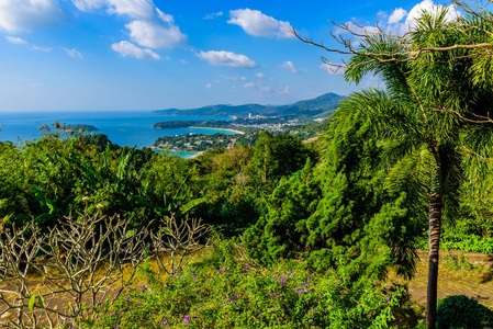 卡伦观泰国普吉岛Karon海滩Kata海滩和KataNoi的观点。 热带和天堂岛的景观风景。 夏日美丽的绿松石海和蓝天。