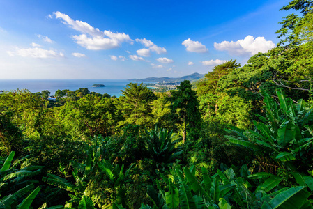 卡伦观泰国普吉岛Karon海滩Kata海滩和KataNoi的观点。 热带和天堂岛的景观风景。 夏日美丽的绿松石海和蓝天。