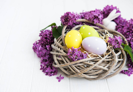 有复活节彩蛋和春天丁香花的巢