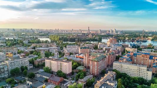 基辅城市景观Dnieper河和Podol历史街区天际线从基辅乌克兰上方的空中俯瞰