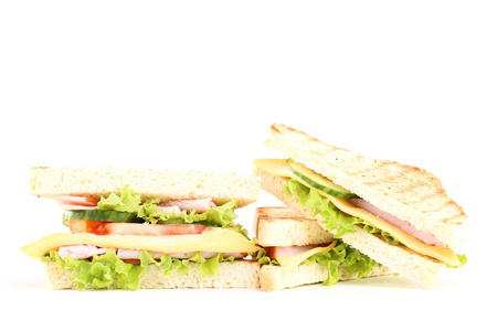 白色背景上分离的美味三明治