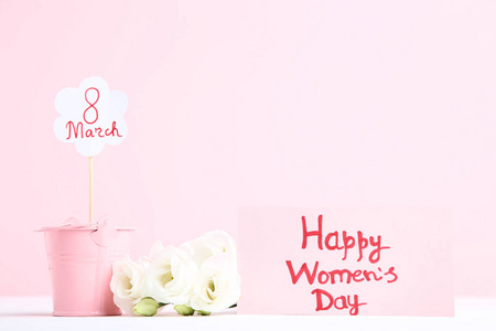 3月8日，用粉色背景的鲜花和礼品盒
