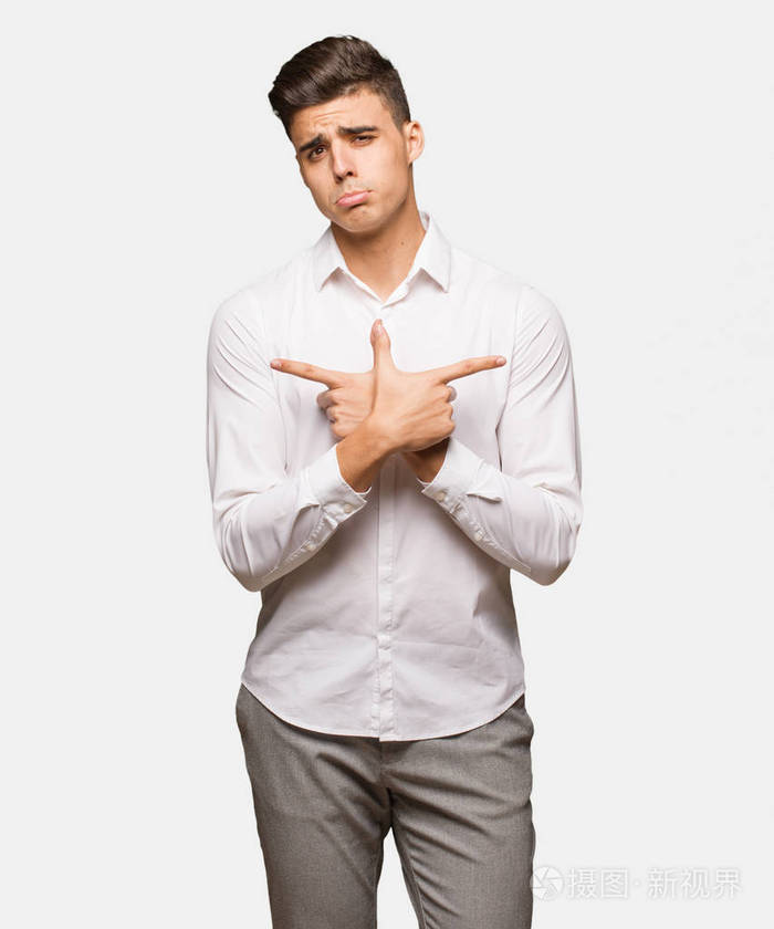 年轻人商务头脑冷静的人在两种选择之间做出决定