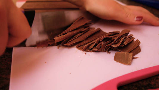 年轻的糕点切成碎片的大桌子巧克力, 理想的镜头, 以代表自制的糕点