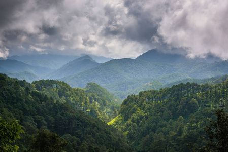 自然背景，日光下云天和山的景观。