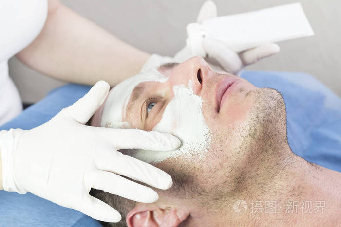 在水疗沙龙做面膜美容的男人照片-正版商用图片18rnv1-摄图新视界